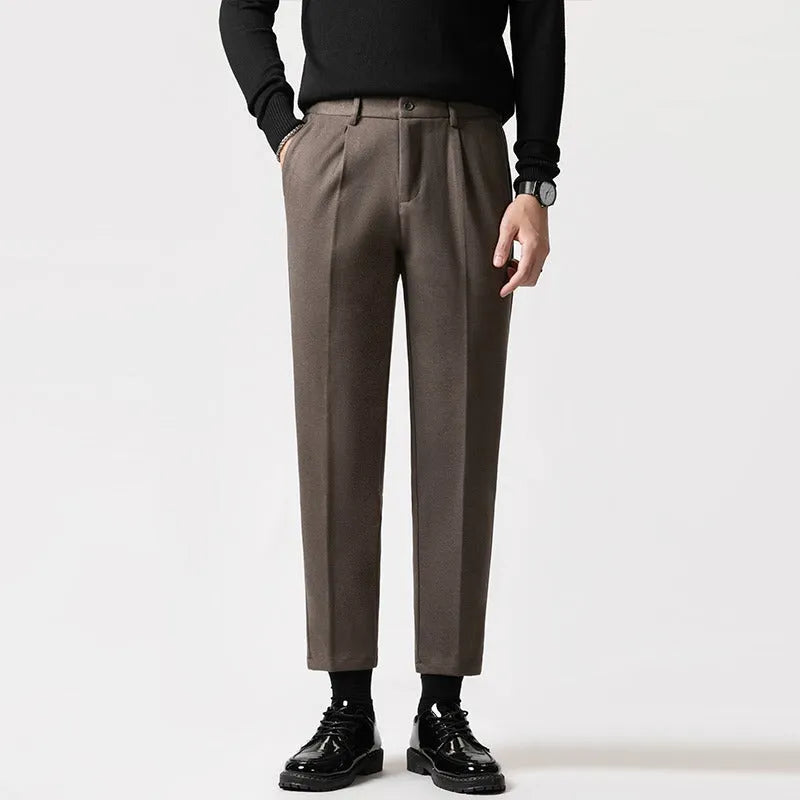 Raka herrbyxor med diskret struktur